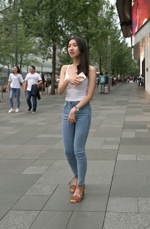 牛仔紧身牛仔裤美女