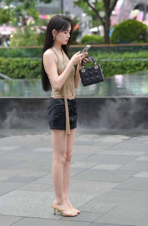 2541-1=122√美腿美足小姐姐【套图➕视频】 12P