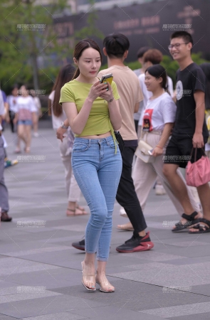 露肚脐的紧牛小姐姐