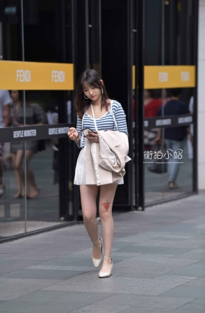 文静短裙女孩