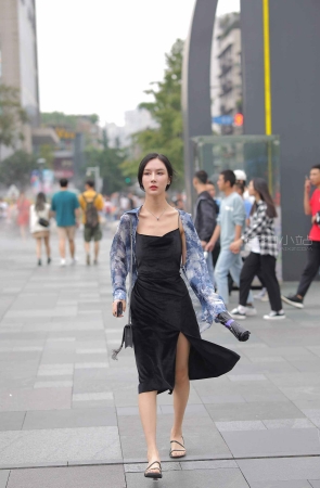 街拍黑色开叉裙小姐姐，简直太美了。
