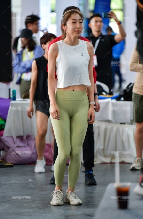 &运动嫩绿紧身裤美女