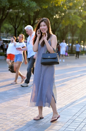 阳光下的长裙美女