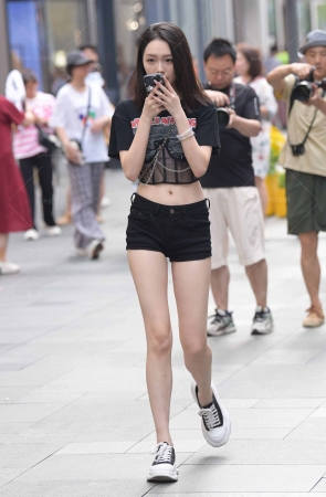 23714-15=76√热裤大白腿小姐姐 18P