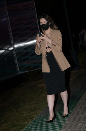 黑色紧身包臀裙美胸