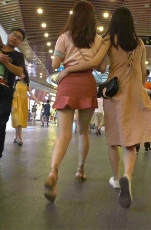 跟拍高跟白腿粉色超短裙性感漂亮美女
