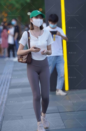 街拍绿色鸭舌帽紧身瑜伽裤美眉 [19P]