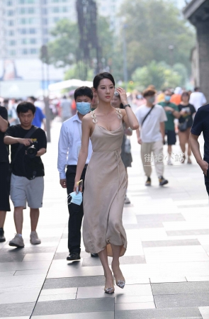 街拍低胸吊带长裙