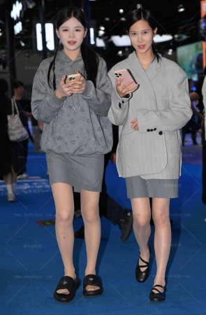 251124-44-75√肉丝俩礼仪溜达呢