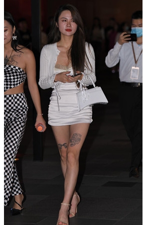 白裙长发美女【套图+视频】