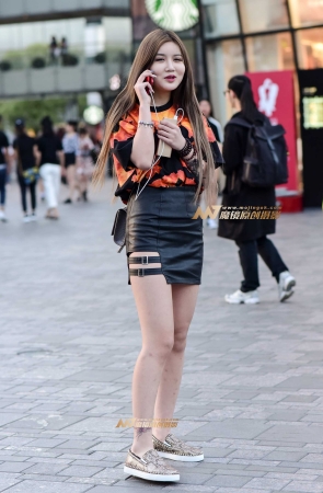 裹臀皮裙纹身女