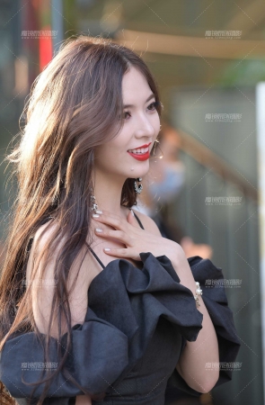 靓丽的美腿高跟美女