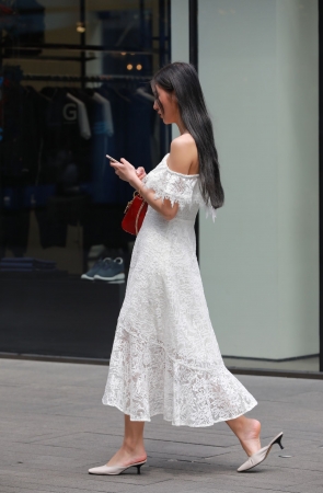 白色连衣裙美女