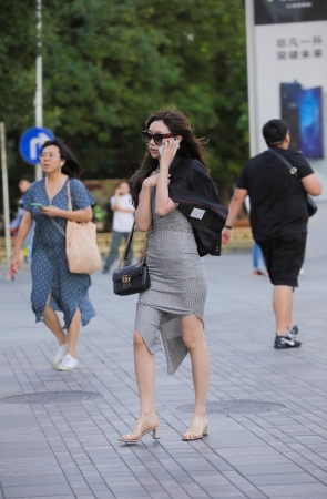 灰色紧身包臀裙