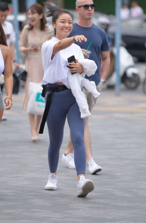 两个健身的妹子