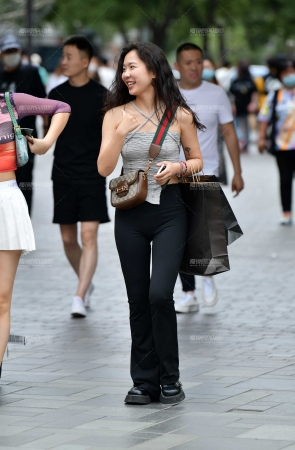 &笑呵呵黑色紧身美女
