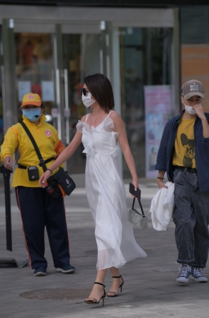 白色长裙气质美女