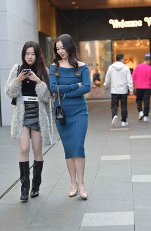 街拍蓝色裙高跟鞋气质小姐姐