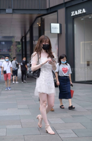 白皙白裙街拍美女