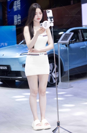 LB533-64P 成都车展-雪肌大美女鹿鹿鹿的笔直美腿