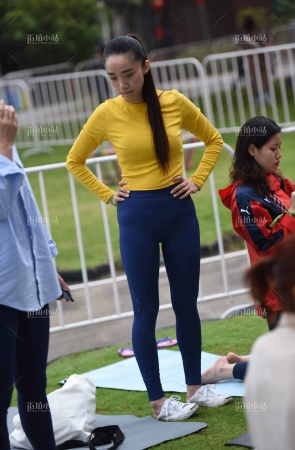 黄衣服