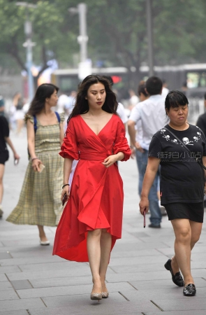 红裙高跟姐姐