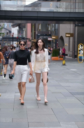 街拍白嫩气质小仙女