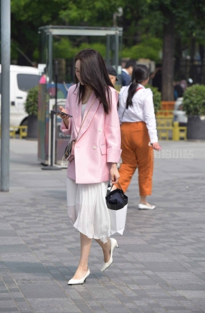 街拍粉色外套高跟美女
