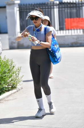 &修长灰色紧身裤美女