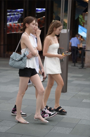 帅气黑白搭配美女