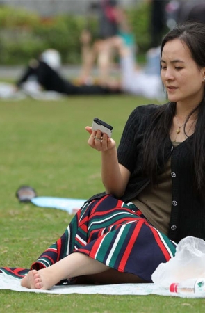 No1097 草地上的气质女孩或躺或坐多姿势解锁 第1套