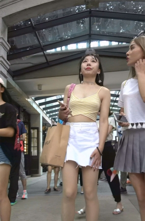 黄色吊带衫白色短裙美女
