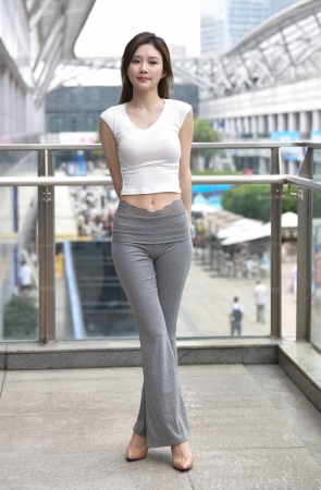 24610-8=115√魅力紧身裤美女【套图➕视频】 15P