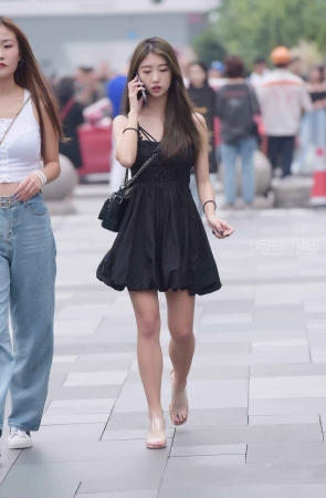 气质的黑色连衣裙小姐姐
