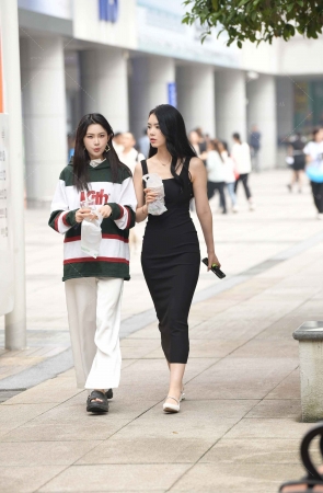 街拍黑色长裙美姐