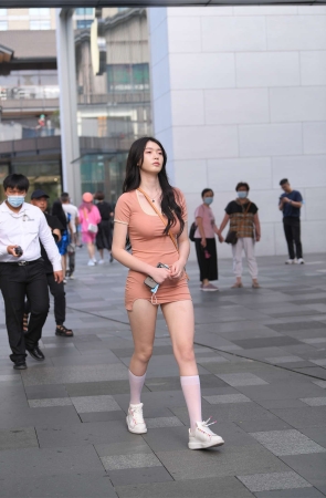 粉色紧身包臀裙中长袜