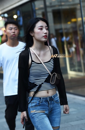 逛街牛仔妹