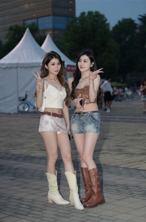青春靓丽长靴短裤