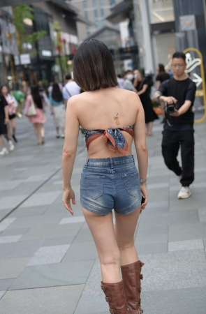 抹胸热裤，性感美女