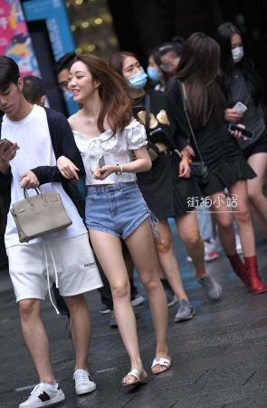 苗条的一字肩小姐姐