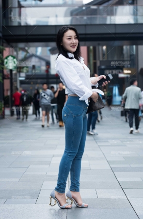 紧身牛子美女