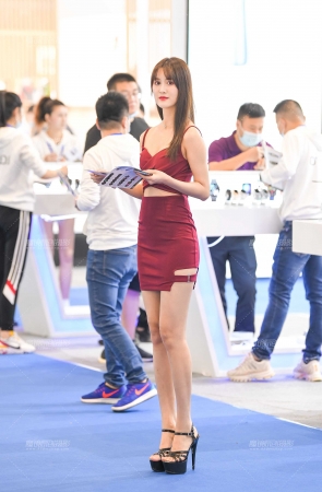 发传单吊带裙美女