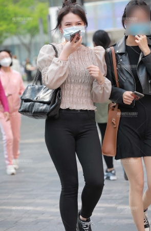 黑色牛仔裤小姐姐
