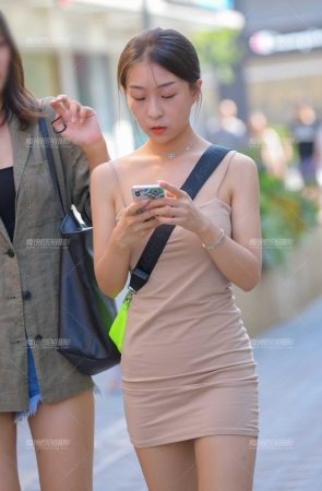 吊带包臀短裙小妹