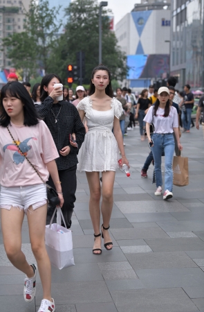 白皙美腿小姐姐