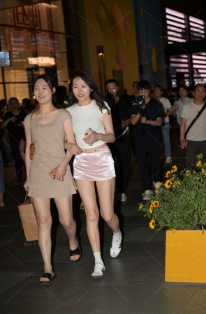 街拍粉色超短裙美腿mm