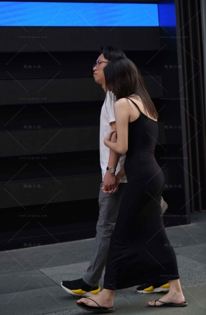 街拍黑色吊带长裙美女