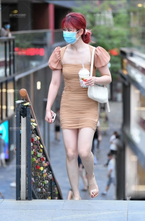 &喜欢喝奶茶的短裙美女