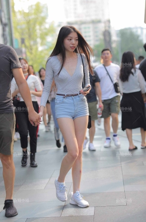街拍漂亮的热裤小姐姐