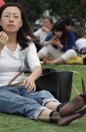 文静少妇的透亮短黑丝